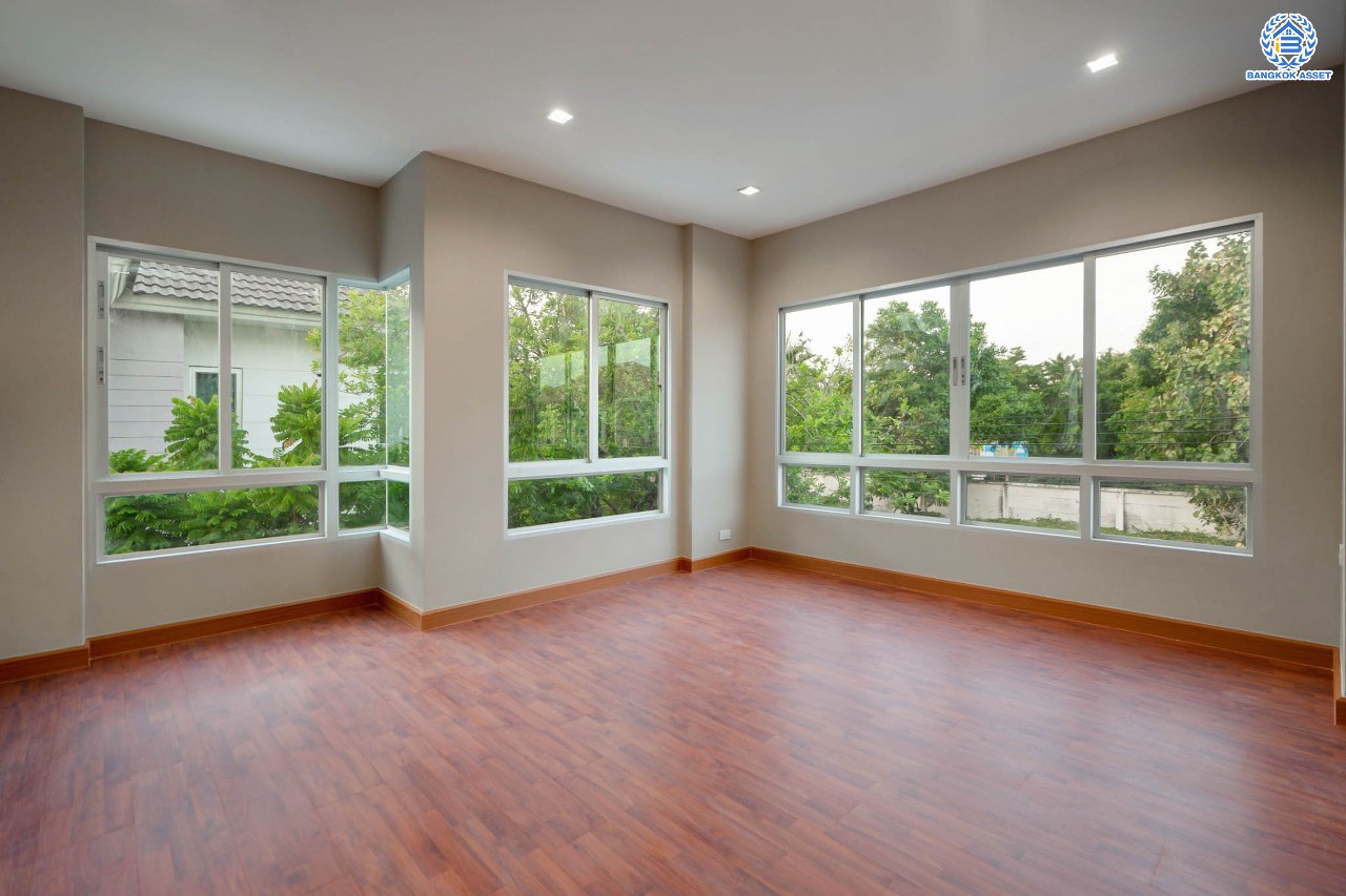 บ้านมือสองตกแต่งใหม่ โครงการ ไลฟ์บางกอกบูเลอวาร์ด ราชพฤกษ์-รัตนาธิเบศร์ เนื้อที่ 63 ตร.ว. ดีไซน์ตอบทุกไลฟ์สไตล์ ฟังก์ชัน 3 ห้องนอน 5 ห้องน้ำ 1 ห้องแม่บ้าน จอดรถได้ 2 คัน บนทำเลติดถนนราชพฤกษ์ ใกล้โรงเรียนเด่นหล้า  ห้าง Robinson Lifestyle Ratchaphruek เชื่อมต่อทุกเส้นทาง ใกล้รถไฟฟ้าสายสีชมพู "สถานีปากเกร็ด" และจุดขึ้นทางด่วน "ศรีรัช"